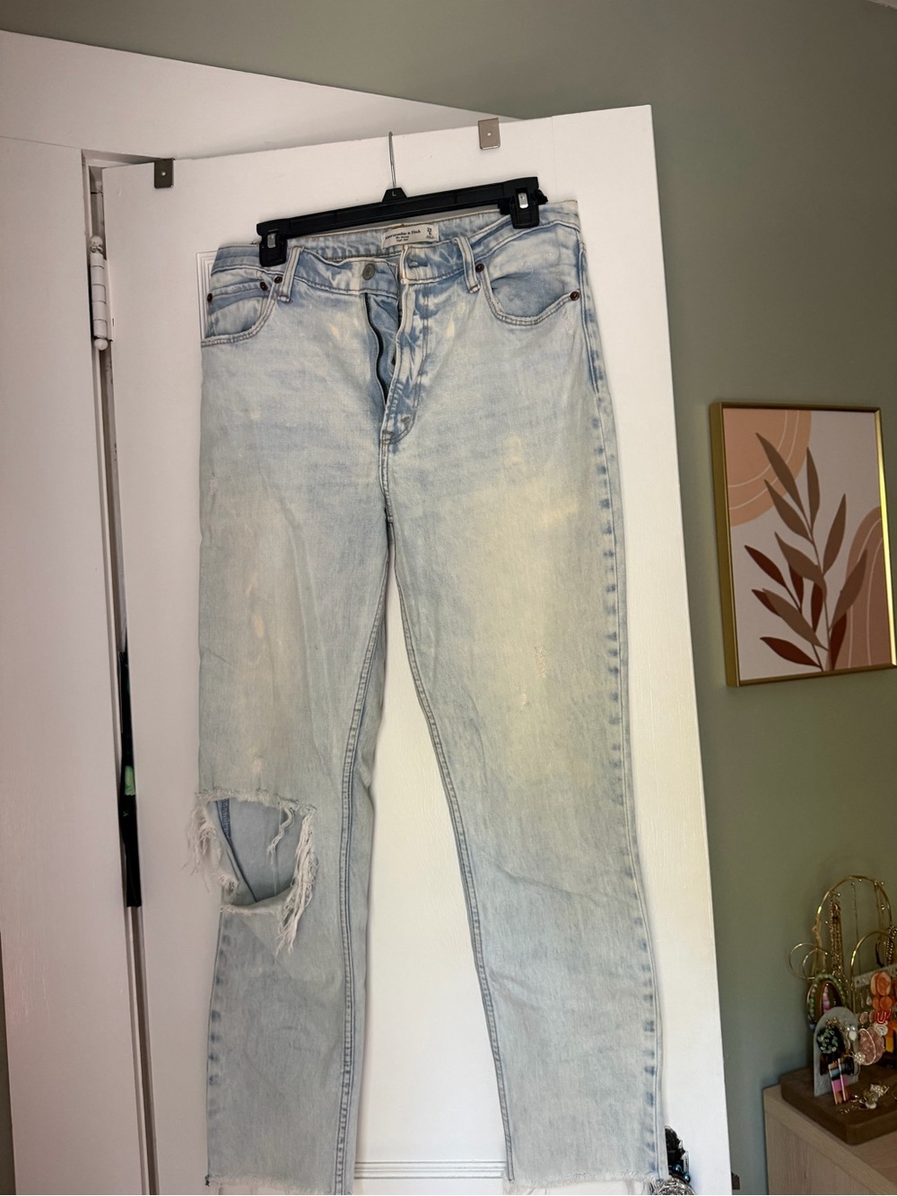 Abercrombie & Fitch Light Wash Distressed Women’s Skinny Jeans